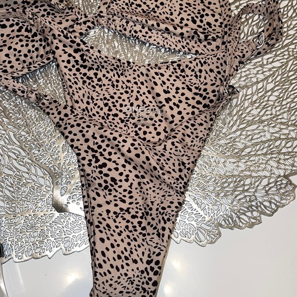 Oneone Swimwear (Alli Set-Small) - Picture 3 of 8